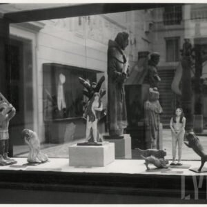 rzeźby stojące w dużym holu z monumentalnymi schodami i wysokim przeszklonym sklepieniem