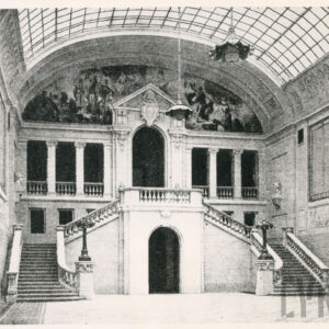 duży hol z monumentalnymi schodami, wysokim przeszklonym sklepieniem i dekoracjami