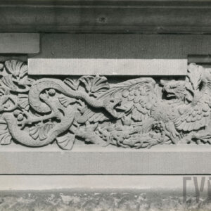 płaskorzeźba z motywami roślinnymi  i zwierzęcymi