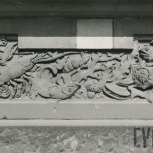 płaskorzeźba z motywami roślinnymi  i zwierzęcymi