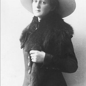 portret młodej kobiety w kapeluszu z dużym rondem i płaszczu z futrzanym kołnierzem