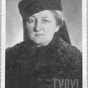 portret kobiety w średnim wieku, prawdopodobnie w żałobie, w czarny płaszczu z karakułowym kołnierzem i czarnym toczku z welonem na głowie