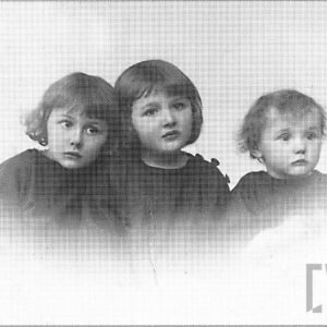 wycieniowane popiersia trzech małych dziewczynek w ciemnych sukienkach, z krótkimi włosami i grzywkami