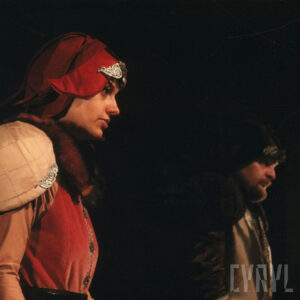 ujęci od pasa w górę kobieta (z lewej) i mężczyzna w kostiumach ze spektaklu