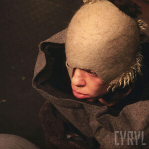 ujęcie od góry głowy aktora w filcowym kostiumie