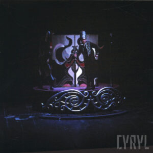 scena ze spektaklu, na okrągłym podwyższeniu scenografia, na niej stoi aktor w kostiumie