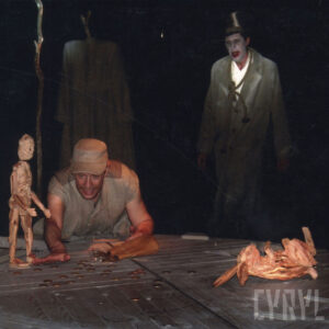 na podwyższonej, drewnianej platformie dwie drewniane lalki: z lewej chłopca, z prawej leżącego królika, nad platformą pochylony mężczyzna zbiera monety do leżącego obok nich woreczka, w głębi mężczyzna w cylindrze, płaszczu i ze sznurem na szyi