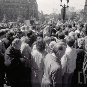 tłum ludzi, w głębi okazałe budynki