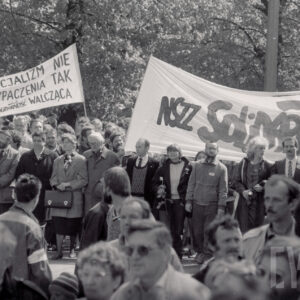 tłum ludzi z transparentami