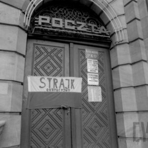 drewniane drzwi, nad nimi napis poczta, na drzwiach polska flaga z napisem strajk okupacyjny