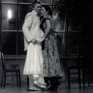 na scenie do mężczyzny przytula się kobieta