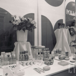 stoisko z kosmetykami ozdobione kwiatami w wazonach