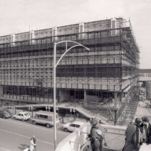 pawilon wystawienniczy w trakcie remontu, otoczony rusztowaniami