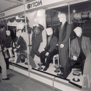 hala ze stoiskami z manekinami, na których prezentowana jest odzież, z lewej stoi męzczyzna