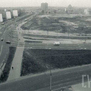 szerokie ulice krzyżujące się jako rondo l lotu ptaka, w głębi bloki mieszkalne