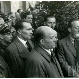 grupa mężczyzn, część w mundurach wojskowych