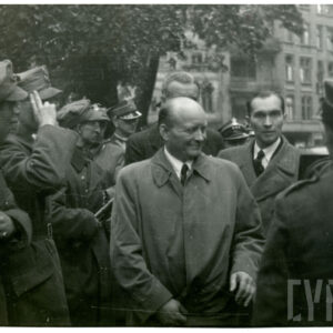 grupa mężczyzn, część w mundurach wojskowych