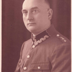 mężczyzna w średnim wieku w polskim mundurze wojskowym, z widocznymi oznaczeniami stopnia na kołnierzu i ramieniu; postać ukazana w półprofilu na jednolitym tle, w stylu charakterystycznym dla portretów z pierwszej połowy XX wieku