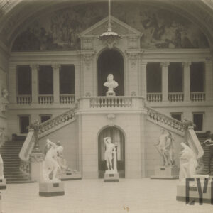 duży hol z monumentalnymi schodami, wysokim przeszklonym sklepieniem i rzeźbami ustawionymi na sali i balkonach