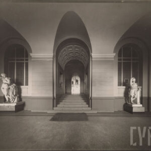 symetryczne arkadowe wnętrze z trzema wysokimi łukami, po bokach klasyczne rzeźby na postumentach, centralnie schody prowadzące w głąb budynku