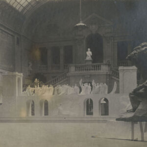 duży hol z monumentalnymi schodami, wysokim przeszklonym sklepieniem i rzeźbami ustawionymi na sali i balkonach