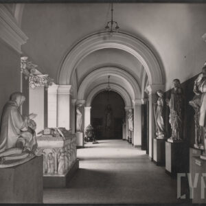 sklepiona galeria z arkadami, po obu stronach ustawione odlewy gipsowe na postumentach, centralnie widoczny sarkofag i perspektywa prowadząca w głąb wnętrza