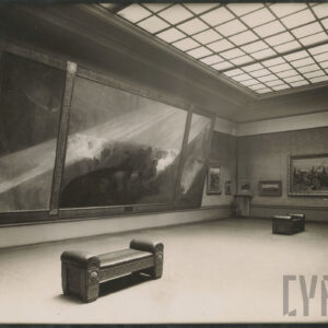 duży obraz na całej ścianie z postaciami w dramatycznej scenie, kratownica sufitu, dwa skórzane siedziska na środku