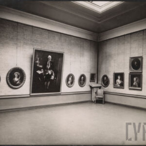 kilkanaście obrazów podwieszonych na linkach, część w prostokątnych, część w okrągłych ramach