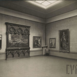 kilka obrazów podwieszonych na linkach, przedstawiających postacie ludzkie