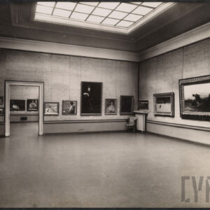 przestronne pomieszczenie z obrazami na całej długości ścian z postaciami i scenkami rodzajowymi, widoczna kratownica sufitu