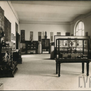 przestronna sala z eksponatami na postumentach, w gablotach wystawowych oraz na ścianach