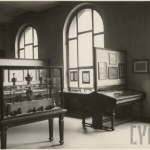 przestronna sala z eksponatami na postumentach, w gablotach wystawowych oraz na ścianach