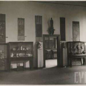 przestronna sala z eksponatami na postumentach, w gablotach wystawowych oraz na ścianach