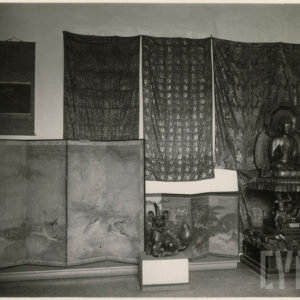 przestronna sala z eksponatami na postumentach, w gablotach wystawowych oraz na ścianach