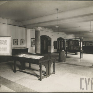 duża sala z kolumnami i eksponatami prezentowanymi w przeszklonych gablotach