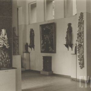 przestronna sala z obrazami i rzeźbami na postumentach