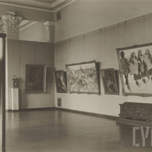 przestronna sala z kolumnami i ozdobnym sufitem; na ścianach widoczne obrazy