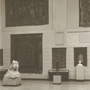 duży hol z ozdobnymi ścianami i ustawionymi w środku rzeźbami