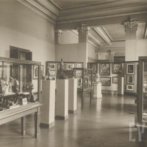 przestronne pomieszczenie z kolumnami i ozdobnym sufitem; widoczne eksponaty w gablotach wystawowych oraz na postumentach