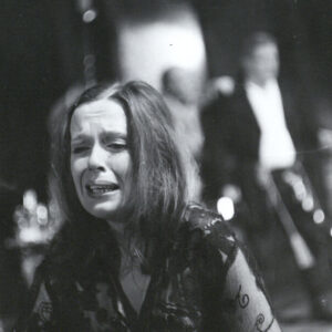 młoda rozpaczliwie płacząca kobieta ubrana w suknię