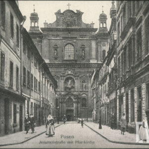 wąska ulica, po obu jej stronach fasady kamienic, w perspektywie ulicy okazała fasada kościoła barokowego