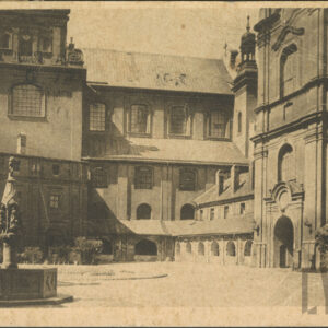 dziedziniec otoczony okazałymi budynkami, z lewej fontanna