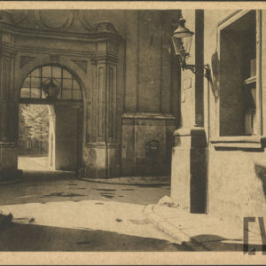 bogata zdobiona brama w elewacji budynku, z prawej fragment kamienicy