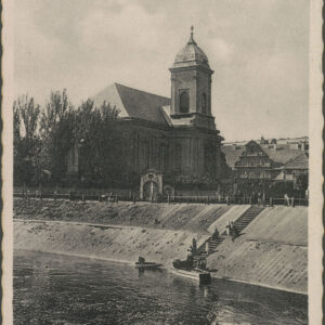 na pierwszym planie fragment rzeki, na skarpie budynek sakralny z dobudowaną do niego wieżą, z prawej na skarpie schody, na nich ludzie, przy brzegu zacumowane dwie łodzi