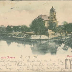 na pierwszym planie fragment rzeki, na skarpie budynek sakralny z dobudowaną do niego wieżą, z prawej fragment nadbrzeża z budynkami