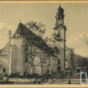 budynek sakralny ze spadzistym dachem, oraz z przyporami oraz z przylegającą po jego prawej stronie wieżą zwieńczoną barkowym hełmem, wzdłuż kościoła ulica