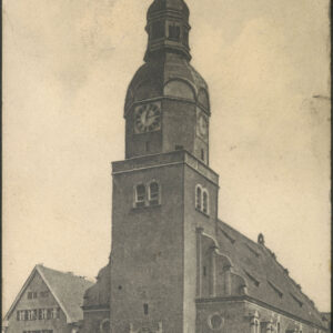 budowla sakralna w stylu neorenesansowym, ze skośnym dachem i fasadą zwieńczoną wysoką wieżą