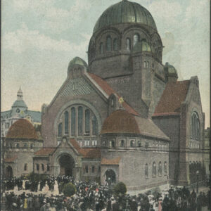 duża budowla sakralna w stylu mauretańskim z elementami neoromańskimi zwieńczona kopułą, przed budynkiem tłum ludzi