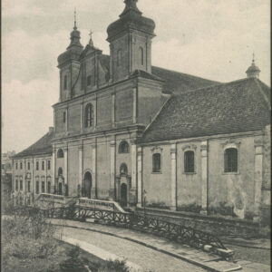 barokowa budowla sakralna z dwiema wieżami, po obu stronach przylegające do niej zabudowania