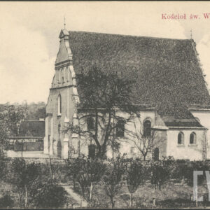 budynek sakralny z wysokim skośnym dachem, z lewej w głębi drewniany budynek